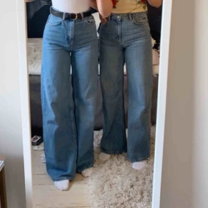  - Jeans från Weekday i modellen Ace, färgen Air Blue. Passar Small/Medium. Köparen står för frakt💕