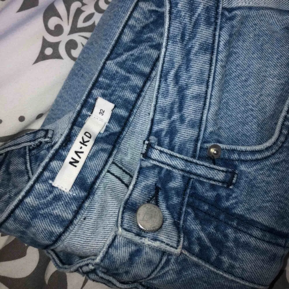 Jeans från NAKD i storlek 32 (xxs/xs). Säljer jeansen då dom är för trånga för mig, dom är därmed oanvända. Super snygga jeans med inga som helst skador.  (Priset kan diskuteras). Jeans & Byxor.