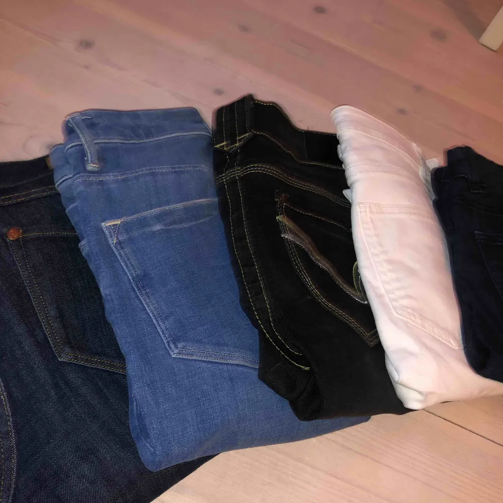 Paket 9 byxor, alla i strl ca S/32/34 och möjligen XS  Perfekt för en uppdatering av garderobern med helt nya byxor!  Alla är i modellen skinny jeans . Jeans & Byxor.
