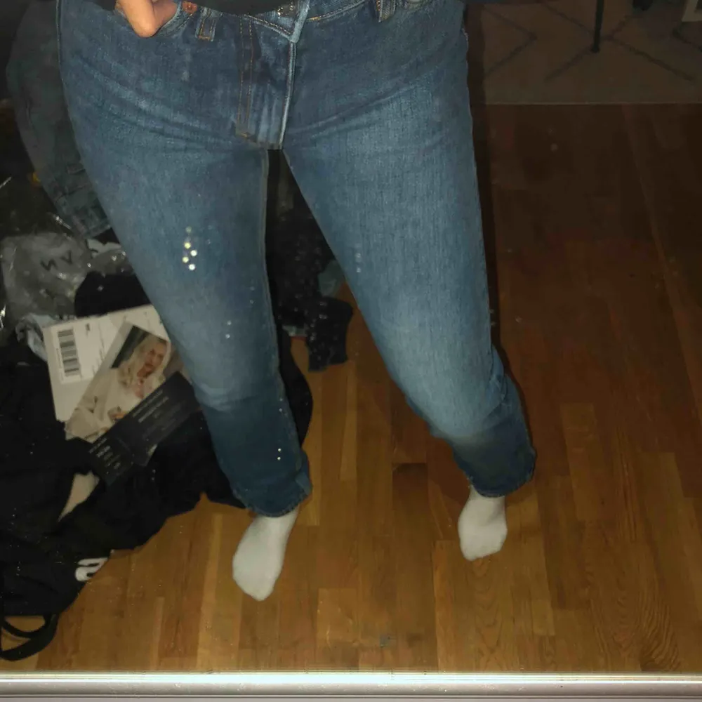 Raka snygga mörkblå jeans från monki i storlek 24⚡️Aldrig använda pga för små, köparen står för frakt💓💓. Jeans & Byxor.