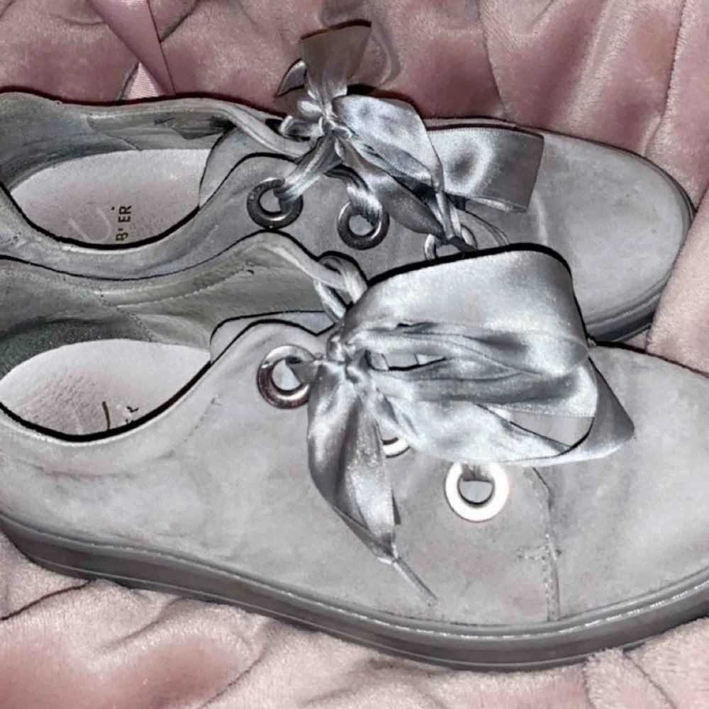 Skorna är i ljusgrå mocka och är från märket K cobler. De är i nyskick och är använda cirka 4-5 gånger.   Nyköpspris: 1299 kronor Storlek: 39 . Skor.