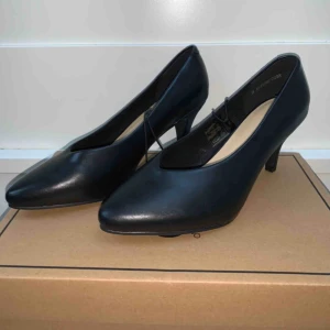  - Helt oanvända svarta klackar från skopunkten. Säljer pågrund av fel storlek.  (Kartongen är endast rekvisita) Fraktar om köparen står för frakten, kan mötas upp
