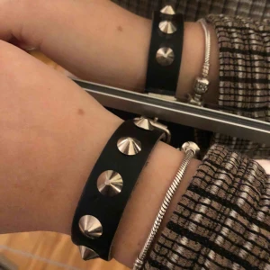  - Nitarmband i läderimitation:) köpt på punktshop och använt 1 gång. Pris inkl frakt :) möts annars gärna i sthlm