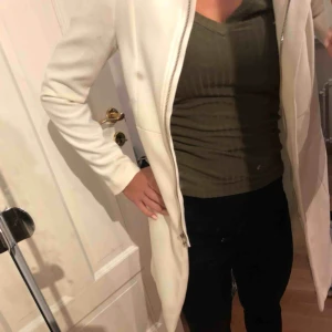  - Vit kappa/jacka från H&M 