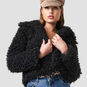  - ”Curly Faux Fur Jacket Black” från NA-KD i storlek 34, kostar 799kr på NA-KDs hemsida. Super fin jacka i nyskick men säljer för att jag aldrig använder den. Använd 1 gång. Köparen betalar frakten.
