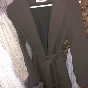  - Kavaj från stylein i nyskick. Säljer då den inte kommer till användning, annars är den superfin. Nypris ligger kring 2000