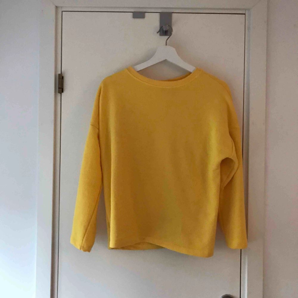 Gul sweatshirt från Pull&Bear, köpt på teneriffa och använd endast en gång. Frakt tillkommer! :). Huvtröjor & Träningströjor.