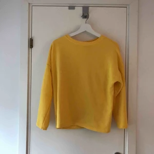  - Gul sweatshirt från Pull&Bear, köpt på teneriffa och använd endast en gång. Frakt tillkommer! :)