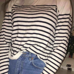  - Randig tunn stickad tröja som tyvär aldrig kommer till användning längre