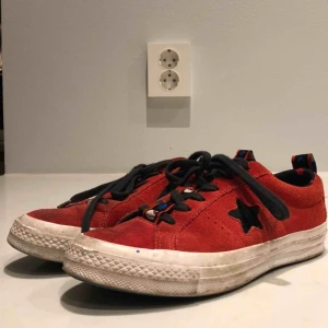  - Ett par smutsiga men härliga Converse one star x hello Kitty. Storleken är originellt 39 men har gjort dem lite större. Dem är ganska smutsiga men inga hål eller skador. Kunden står för frakten:)