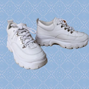  - Vita Truffle skor i strlk 39 :) lite slitage som ni kan se på bild 2&3, men annars i fint skick! Köparen står för frakten:)