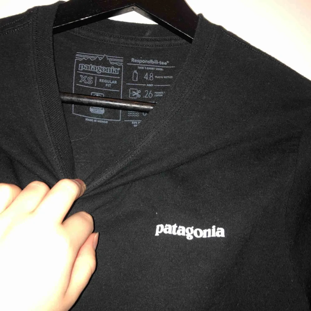 Långärmad T-shirt från Patagonia i storlek XS, passar XS-S skulle jag säga. Säljer då den är lite liten på mig som har M. Frakten blir 50 kr.. Toppar.