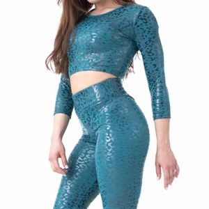  - Säljer matchande topp till SUPERHERO SERIES STICKY LEGGINGS i färgen PETROL LEOPARD. 3/4 ärm och är endast provade. Från märket Paradisechick