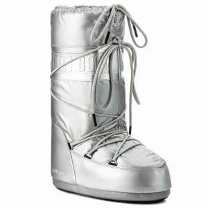  - Jag säljer mina knappt använda moonboots i silver