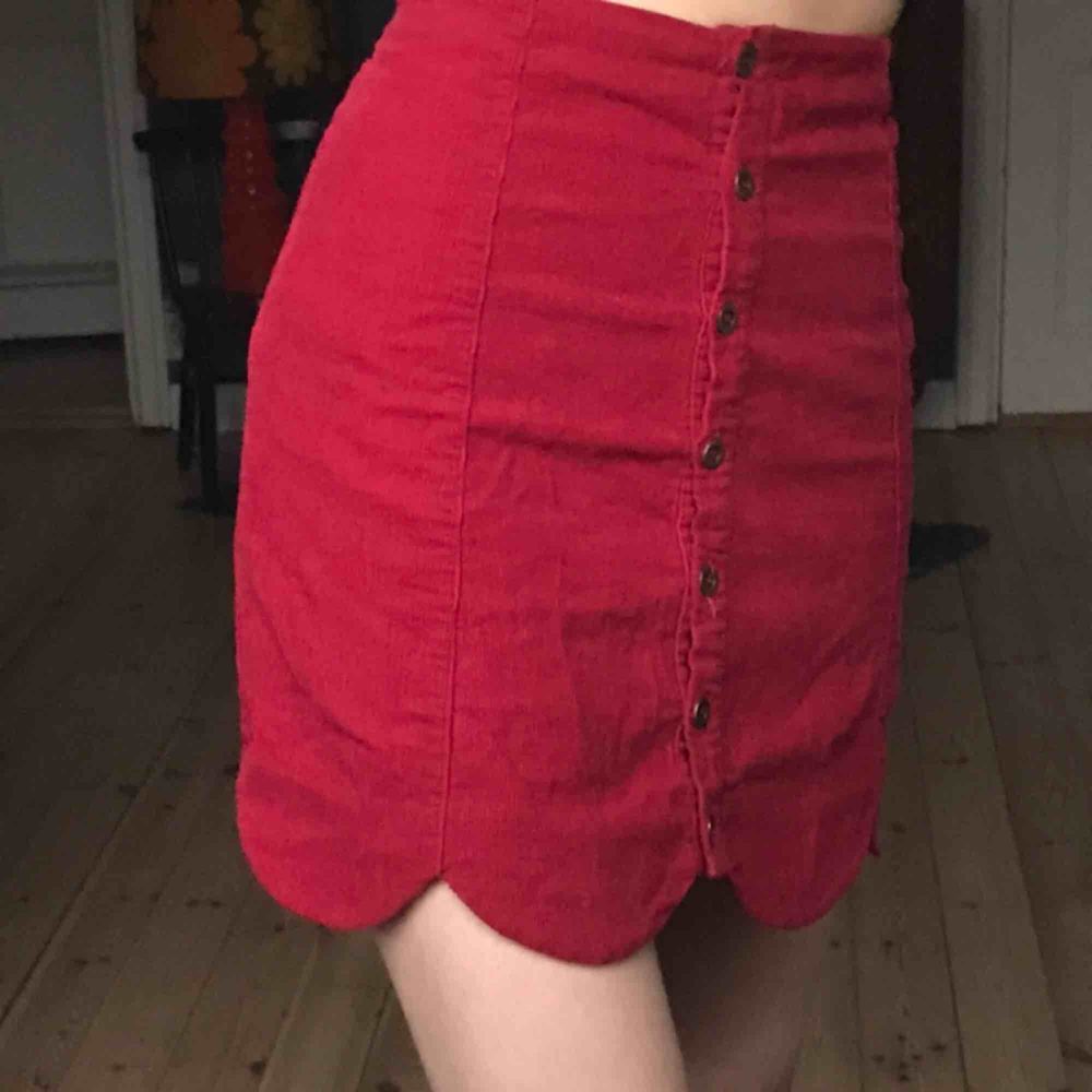 Röd oanvänd kjol ifrån Urban outfitters💕💕 superfint skick💗. Kjolar.