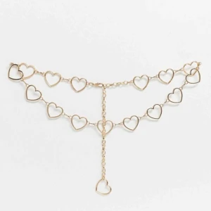  - Guldig kedja med hjärtan som kan användas som bälte. 102cm med kedjan inräknat, bara hjärtan är ca 74cm. Frakt ingår i priset💗 Från ASOS 