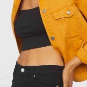 - Snygg svart tubtopp från H&M storlek M  Frakt tillkommer! 