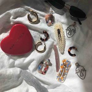  - Jättefina hårspännen köpta i somras . Säljer då det inte riktigt är min stil längre . Knappt använda !☺️💗💞💘✨ 60kr/st eller alla för 150kr ! 🦋
