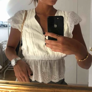  - Söt topp med spets. Aldrig använd, med etiketten kvar. Frakt på 50kr tillkommer! 😃❤️