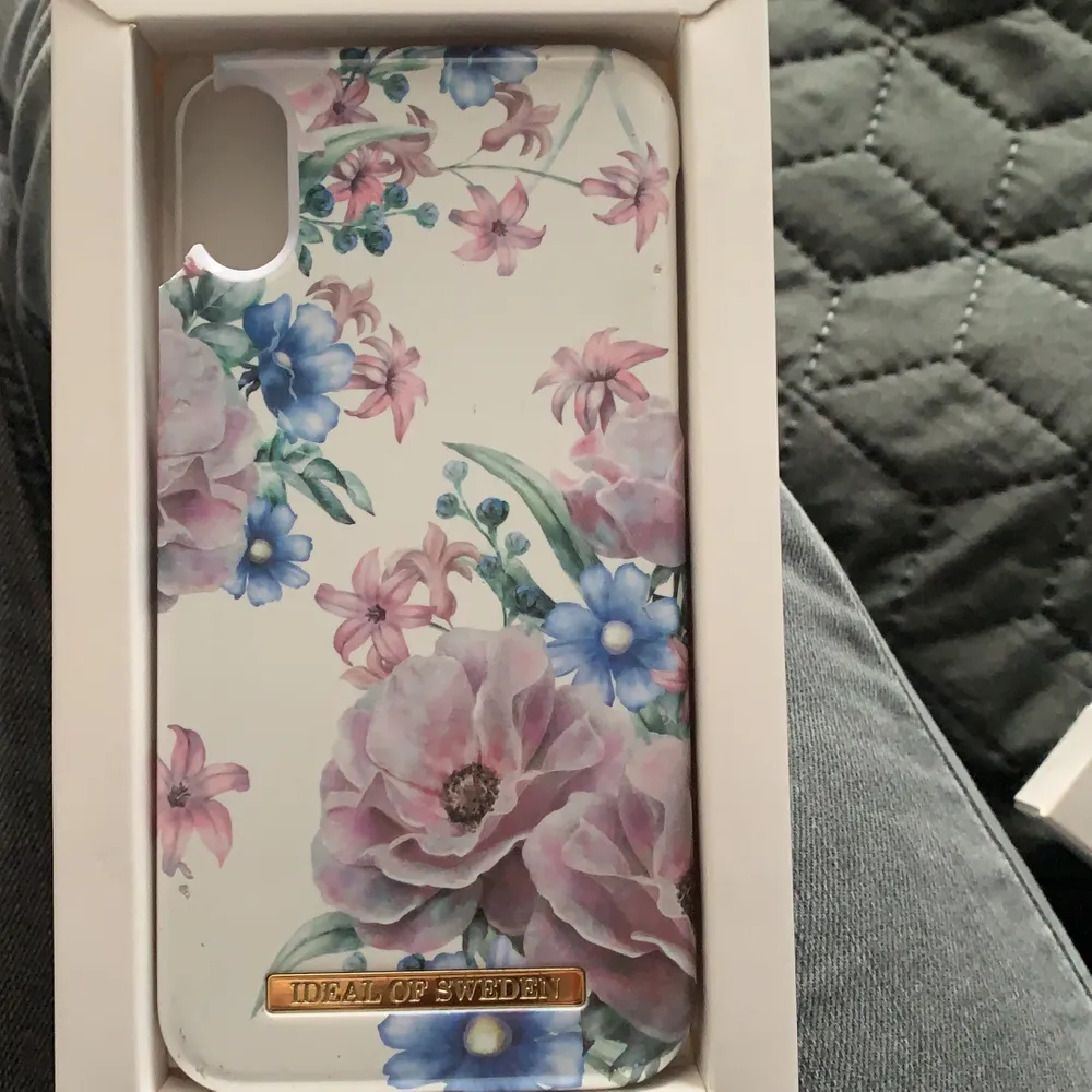 Säljer Ideal of sweden skal till iPhone XR.                De mönstrade skalen säljs för 50kr.  Och jag säljer även en popsoket för 25kr har även ett svart skal med blommor på för 50kr. Kontakta mig för mer bilder och bilder på det tredje mönstrade skalet. Förpackningarna finns kvar och de är bara använda ett fåtal gånger. Alla skal för 175kr. Skriv vid intresse och lägg gärna ett bud, vill bli av med skalen så fort som möjligt, det vita skalet kan bli bligare pga skadorna. . Övrigt.