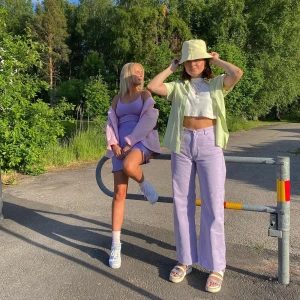 Trendiga pastelljeans från Junkyard W30 - Snygga lila vida jeans i pastell. Perfekt nu till våren! Säljer pga jag använder dem inte. Något små i storlek men ändå bra längd på mig som är 1.72.