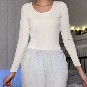 Krämvit body  - En krämvit body som är ribbad! Varan har inga defekter och är köpt second-hand. Läs gärna mina villkor 💓🧚🏼