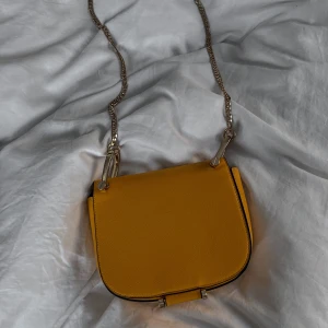 Väska  - Också en snygg väska att spicea-up en outfit!! Går bra med bruna/beiga toner som är trendigt. Eller snygg till en vitskjorta bara! Den stängs med hjälp av en knapp så inget riskerar att trilla ut. Finns korthållare🥺😍 