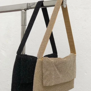 Bianca x nelly bag - Hej, tänkte kolla intresset på den guldiga väskan från bianca x nelly kollektionen. Använd endast 2 gånger, så den i princip ny. Jag står ej för fraktkostnad. Bud från 150 kr. Ordinare pris 599:- högsta bud 290kr