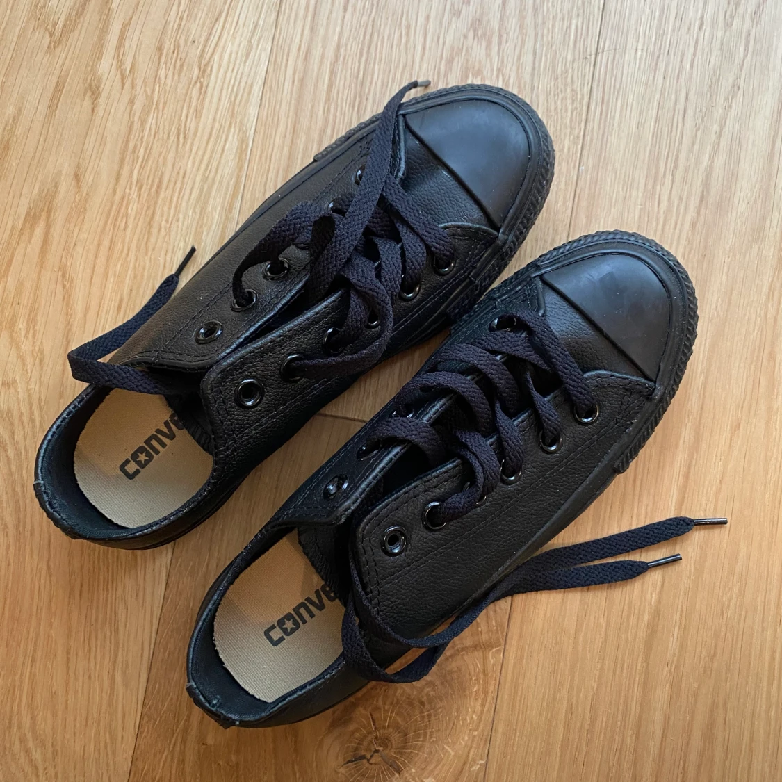 Svarta Converse - NYA/oanvända! - 90