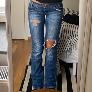 Lee jeans - Assnygga lowwaisted bootcutjeans från Lee🧡 Midjemått: 38,5 cm i diameter. Innerbenslängd: 82 cm. Jag har vanligtvist 27/28 och dessa är nästan för små... 💫💫 Jag är 171 cm