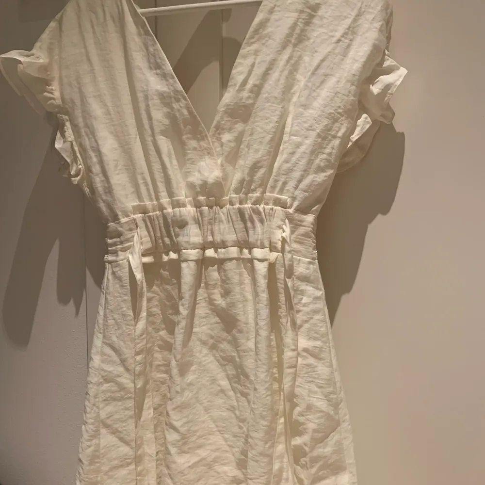 En jättefin vit klänning från zara!! Nästan oanvänd 🌸🌸. Klänningar.