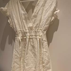En jättefin vit klänning från zara!! Nästan oanvänd 🌸🌸