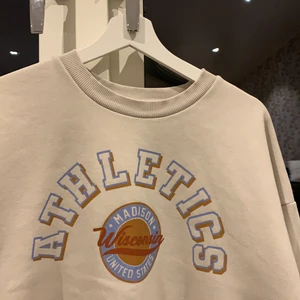 Collage tröja - Säljer denna fina collage tröja från Gina tricot. Använd några gånger men det är inget som syns. Den är relativt ny så bra skick 💙💙💙💙