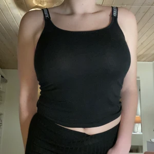 Linne med snygga band 🌸 - Fint svart linne med text ”california” på banden. Inte använd så många gånger 🥰 