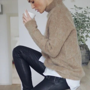 Skinnbyxor  - Säljer mina svarta skinnbyxor. Skitsnygga till en oversized tröja som jag också säljer. Paketpris med en tröja - 200 kronor. Buda i kommentarerna! Eller skriv privat.