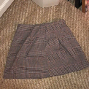 Rutig Zara minikjol - Knappt använd. Storlek MEDIUM.