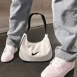 Super snygga Nike väskor, aldrig använda prislappen kvar!🤎 den vita finns kvar, buda i kommentarerna✨