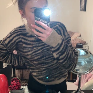 Zebra tröja - Zebra tröja från nakd, storlek xs. Inte alls mycket använd. 