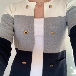 Kofta - Kofta från Holly & Whyte by Lindex i storlek XS, endast använd en gång 🤍                                    Kolla gärna in mina andra annonser!