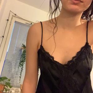 Silk satin svart linne med spets - Slip top med spets. Silk satin svart linne med spets🦋