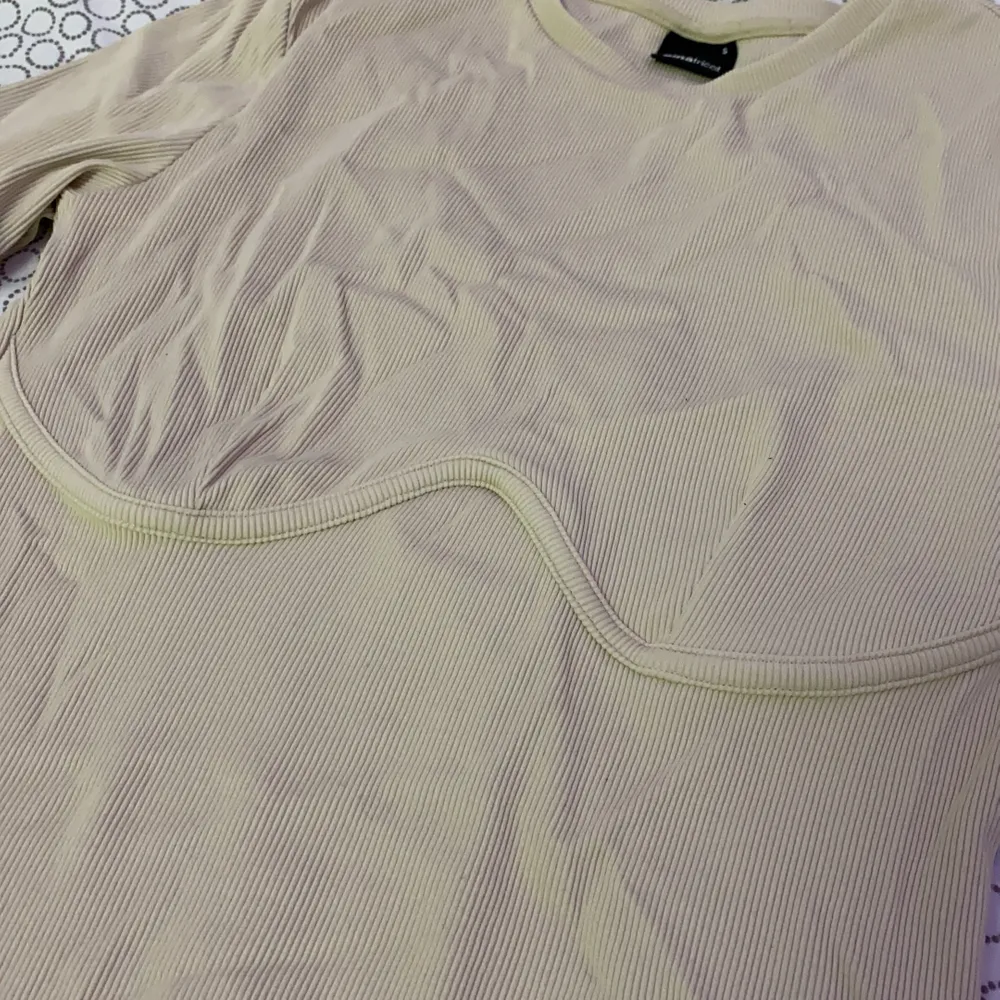 Långärmad tröja med detalj vid brösten från ginatricot. Endast använd en gång💞 . Tröjor & Koftor.