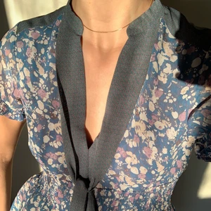 Sommarklänning  - Köpt secondhand men aldrig använd av mig 🦋 Materialet är chiffon så den är lätt och luftig, storlek S                                                                              Kolla gärna in mina andra annonser!