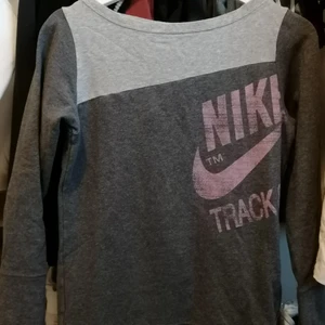 Vintage nike tröja  - Vintage nike sport tröja. Storlek xs-s. Materialet är ganska tunnt men luftigt och skönt. Äkta, urtvättad men i bra skick. 