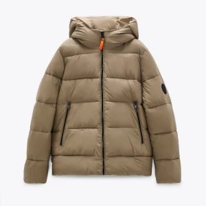 ZARA jacka  - Säljer min as balla ZARA puffet jacka!! Den är sparsamt använd och har inga skador. Säljer den då jag har en liknande och denna kommer tyvärr inte till användning längre. BUDA från 300kr!! <33 köpare står för eventuell frakt!!