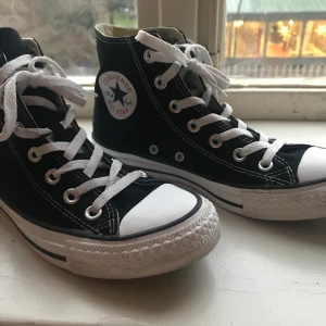 Converse höga svarta  - Svarta converse som bara inte kommer till så mycket användning. Använt ca 10 ggr så inte nyskick men ändå bra skick som på bilderna mindre smutsfläckar och lite ingådda. St 38 