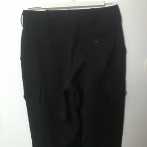 Svarta långa raka kostymbyxor m. Fickor på sidan - Dåliga bilder 🤒 men dom e i kostymmaterial och e raka högmidjade sitter najs på 