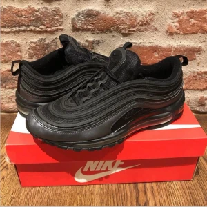 Airmaxes 97 - Airmax 97or triple black, cond 9/10. Pris: 460kr i storlek 44💯💯 följ instagram för att vara uppdaterade över fler skor!! Ig: 040.kickz