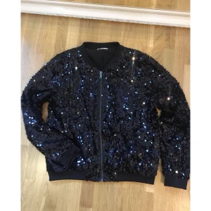 Paljett jacka / kofta i storlek small - Superfin liten tunn paljett  jacka / kofta med dragkedja i svart. Storlek small. Är jättesnygg till jeans och sneakers men även att klä upp🔥✨ 
