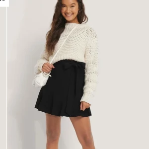 Kjol - Svart kort kjol från nakd. Använd ett fåtal gånger och är precis som ny! Köpt för 350kr. Frakt på 40 kr tillkommer men pris kan diskuteras! 