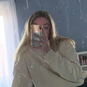 Beige Hoodie med knyte där nere - Bekväm hoodie med knyte där nere, använd ett fåtal gånger och man kan knyta efter hur man vill att den ska sitta och så att det inte syns, skriv för fler bilder